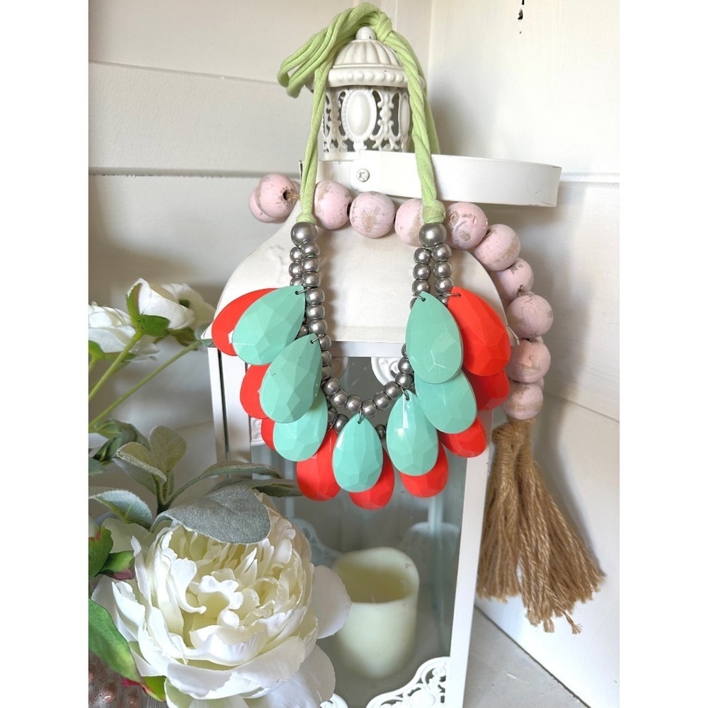 Boutique green and peach teardrop beaded necklace